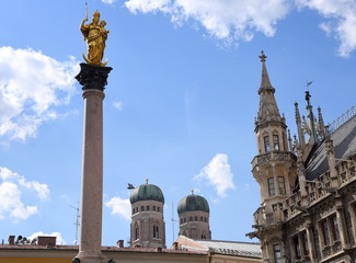 Mariensäule auf dem Marienplatz vor strahlend blauem Himmel und Frauenkirche im Hintergrund 