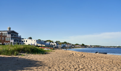Obraz premium Looking along the shore from the beach at MacMillan Pier in Provincetown, Massachusetts