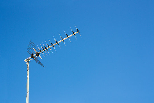 Digital terrestrial television reception antenna of a conventional house