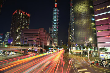 Fototapeta na wymiar Night with lights of traffic in Taipei 
