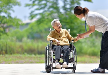 緑のテラスでくつろぐ母