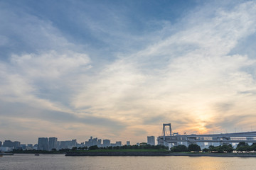 Fototapeta premium 東京レインボーブリッジに沈む夕陽