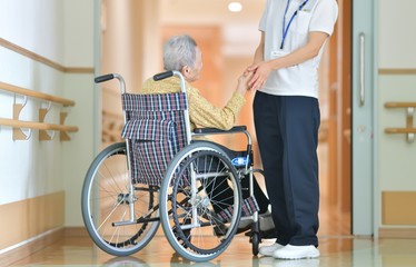老人介護施設・施設でくつろぐ母