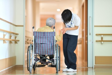 老人介護施設・施設でくつろぐ母
