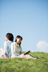 草原で音楽を聴く男性と読書をする女性 Wall Mural Wallpaper Murals Ohayou 草原で音楽を聴く男性と読書をする女性 Wall Mural Wallpaper Murals Ohayou