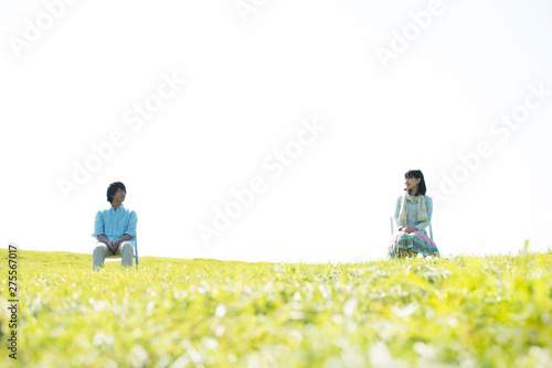 草原で椅子に座るカップル Wall Mural Wallpaper Murals Ohayou 草原で椅子に座るカップル Wall Mural Wallpaper Murals Ohayou