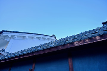 白い漆喰壁の日本家屋