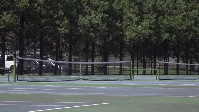 Tennis court on hot sunny day establishing shot 4k
