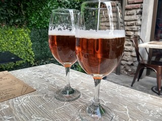 Brindando con una cerveza