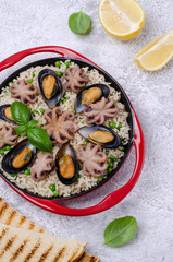 Fototapeta na wymiar Seafood with brown rice
