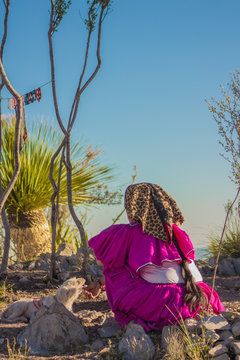 Mujer Huichol en wirikuta 