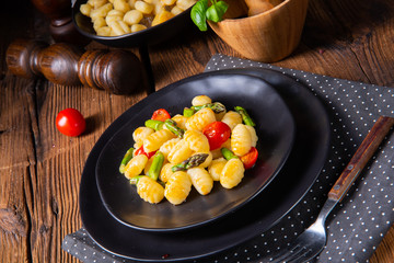 crispy gnocchi with roasted asparagus and tomatoes