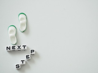 おもちゃの靴とNEXT　STEPの単語