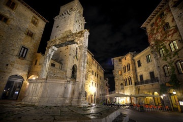 Fototapeta na wymiar San Gimignano Toscane Italie de nuit