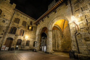 Naklejka premium San Gimignano Toscane Italie de nuit