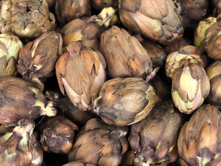 Fototapeta na wymiar Pile of fresh artichokes at a food market