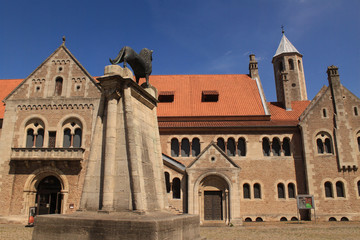 Fototapeta na wymiar Braunschweig; Burg Dankwarderode und Burglöwe