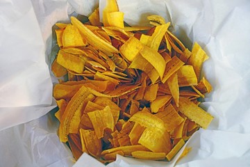 Basket of crunchy plantain chips © eqroy
