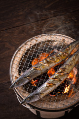 秋刀魚を焼く
