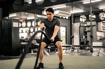 Obraz na płótnie Canvas Fit young man workout in a gym