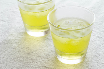 グラスに入った冷たい緑茶