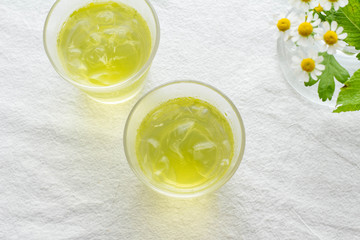 グラスに入った冷たい緑茶