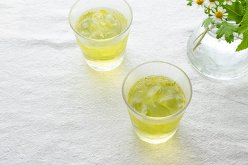 グラスに入った冷たい緑茶