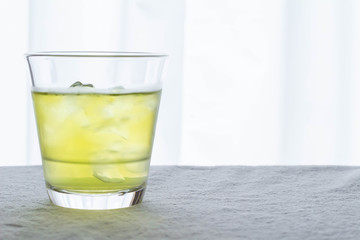 グラスに入った冷たい緑茶