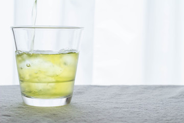 グラスに入った冷たい緑茶