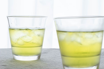 グラスに入った冷たい緑茶
