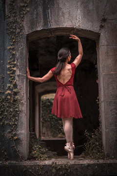 Una bailarina de ballet de espaldas bailando