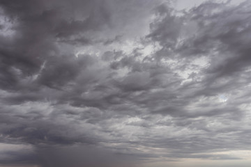 beau ciel gris et orageux