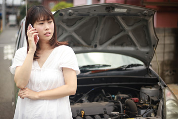 車が故障した女性