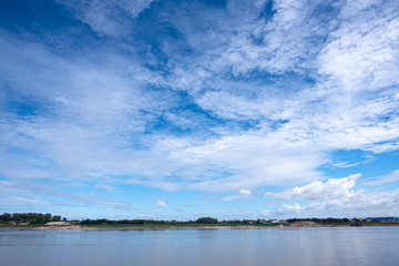 Fototapeta na wymiar The blue sky and the Mekong River are the boundaries between Thailand and Laos.