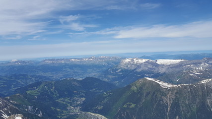 panorama de crêtes de haute montagne avec neige en été