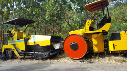 Road pavers, one of the transportation technology and heavy equipment to make the road better