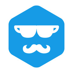 Icono plano tazas caf&eacute; con bigote como cara en hex&aacute;gono color azul