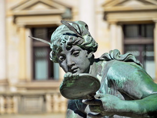 statua di una donna seduta che si guarda allo specchio