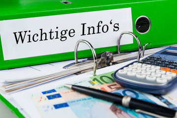 Aktenordner auf Schreibtisch mit Beschriftung
