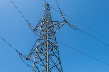 Energie Versorgung mit Strommasten über Land