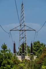 Energie Versorgung mit Strommasten über Land