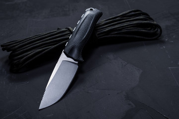 Hunting knife with a fixed blade. Knife and paracord.