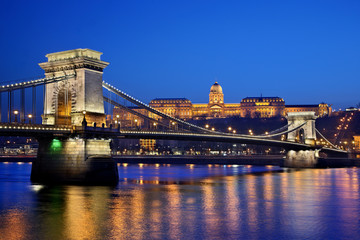 De Széchenyi Chain-brug, die zich uitstrekt over de Donau die Buda en Pest verbindt, de twee kanten van de stad Boedapest, Hongarije. Op de achtergrond het Koninklijk Paleis.