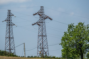 Energie Versorgung über Land durch Strommasten