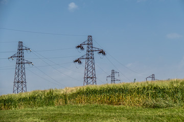 Energie Versorgung über Land durch Strommasten