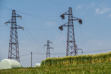 Energie Versorgung über Land durch Strommasten