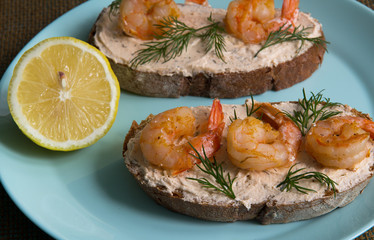 Sandwich with cottage cheese and shrimp, lemon