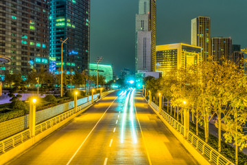 Obraz premium traffic light through city at night in china