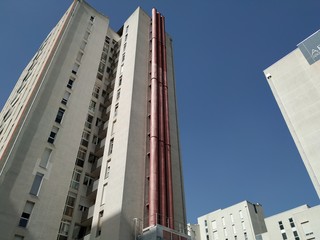 tuberia de ventilación en la fachada de un edificio alto