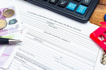 Obraz premium House, home, property, real estate purchase buying sale contract agreement pen money coins keys wooden background, expenses, buying, investment, finance, savings, concept close up selective focus